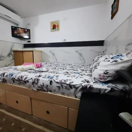 Lovely Apt.1-7 דירה